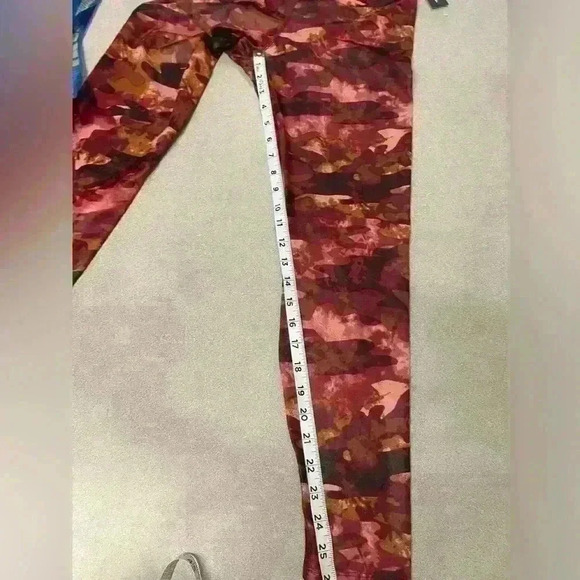 TAHARI Women’s High Waist Full Length Leggings in Red Wine Camo size Small- NWT - Picture 6 of 7